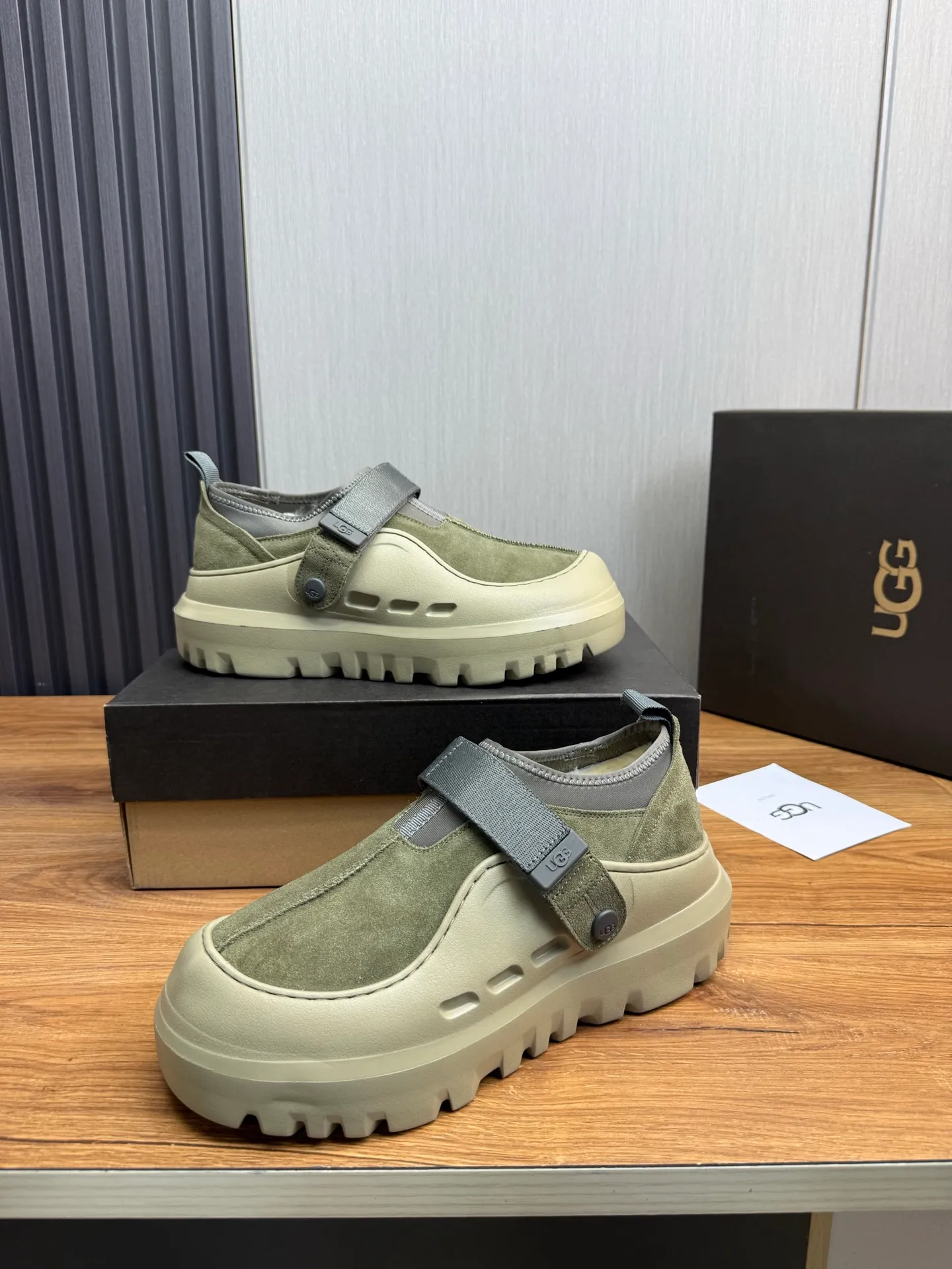 Men's shoes💰580💰Couples💖 New UGG fur integrated men's simple and fashionable snow boots. The most worth buying at the end of this year are warm casual shoes. Whether you are out and about at home, their comfortable and warm performance will be your most suitable fashion companion! The material is cowhide upper and imported wool is used inside. Warm and comfortable! The eva+ rubber patch outsole is cushioned, non-slip and wear-resistant, and has good elasticity. It is light and wear-resistant, comfortable and soft, and the new simple cut is more fashionable. It has both practicality and fashion sense, so you no longer have to worry about how to match it in winter, while still maintaining your fashionable taste. High-quality genuine wool. Look at the details for the material! Size: 35-40-41-42-43-44-44 sneaker size